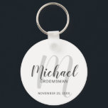 Llavero Groomsmen personalizado de escritura moderna<br><div class="desc">Añada un toque personal a su boda con la cadena de teclas personalizada para los groomsmen. Esta cadena de claves presenta el nombre de los groomsmen personalizados en estilo de letra de escritura moderno gris y monograma en estilo de letra de escritura moderno gris claro como fondo con título y...</div>