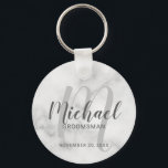 Llavero Groomsmen personalizado de escritura moderna de má<br><div class="desc">Añada un toque personal a su boda con la cadena de teclas personalizada para los groomsmen. Esta cadena de teclas presenta el nombre de los groomsmen personalizados en estilo de letra de escritura moderno gris y monograma en estilo de letra de escritura moderno gris claro como fondo con título y...</div>