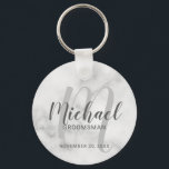 Llavero Groomsmen personalizado de escritura moderna de má<br><div class="desc">Añada un toque personal a su boda con la cadena de teclas personalizada para los groomsmen. Esta cadena de teclas presenta el nombre de los groomsmen personalizados en estilo de letra de escritura moderno gris y monograma en estilo de letra de escritura moderno gris claro como fondo con título y...</div>