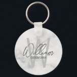 Llavero Groomsmen personalizado de escritura moderna de má<br><div class="desc">Moderno Minimalista Personalizado Monograma y Regalos de nombres Este diseño presenta un nombre personalizado en estilo de letra de escritura a mano gris moderno y monocagrama en gris claro moderno sans serif estilo de fuente como fondo, con título en sans modernos grises serif estilo de fuente, sobre fondo de mármol...</div>
