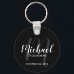 Llavero Groomsmen personalizado de escritura moderna negra<br><div class="desc">Añada un toque personal a su boda con la cadena de teclas personalizada para los groomsmen. Esta cadena de teclas presenta el nombre de los groomsmen personalizado en estilo de letra de escritura blanco moderno y monograma en estilo de letra de escritura gris moderno como fondo con título y fecha...</div>