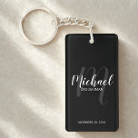 Llavero Groomsmen personalizado de escritura moderna negra<br><div class="desc">Añada un toque personal a su boda con la cadena de teclas personalizada para los groomsmen. Esta cadena de teclas presenta el nombre de los groomsmen personalizados en estilo de letra de escritura moderno blanco y monograma en estilo de letra de escritura moderno gris claro como fondo con título y...</div>