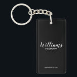 Llavero Groomsmen personalizado de escritura moderna negra<br><div class="desc">Modern Script Personalized Groomsmen Keychain presenta el nombre de un groomman personalizado con estilo de letra de escritura blanco moderno con título y fecha boda en modernos sans serif estilo de fuente sobre fondo negro. También perfecto para la empleada de honor, la niña flor, la madre de la novia, los...</div>