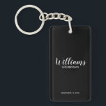 Llavero Groomsmen personalizado de escritura moderna negra<br><div class="desc">Modern Script Personalized Groomsmen Keychain presenta el nombre de un groomman personalizado con estilo de letra de escritura blanco moderno con título y fecha boda en modernos sans serif estilo de fuente sobre fondo negro. También perfecto para la empleada de honor, la niña flor, la madre de la novia, los...</div>