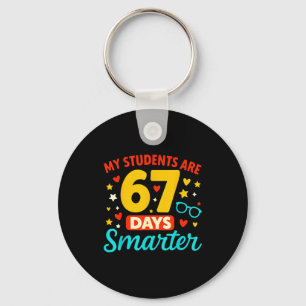 Llavero Groovy Mis Estudiantes Son 67 Días Más Inteligente