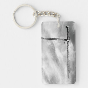 Llavero Grúa de construcción y cielo foto en blanco y negr