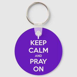 Llavero Guarde la calma y ruegue en púrpura