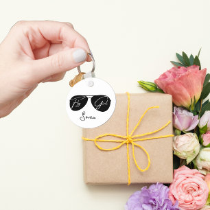 Llavero Guión ‘Chica de vuelo’ sobre gafas de sol de Aviad
