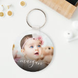Llavero Guión de escritura a mano de nombre de foto bebé p<br><div class="desc">Crea tu propio teclado redondo personalizado con tu personalizado moderno nombre de escritura a mano y foto de bebé favorita.</div>