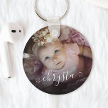Llavero Guión de Moda de foto de bebé con nombre personali<br><div class="desc">Crea tu propia cadena de claves redondeada personalizada con tu nombre de guión manuscrito de bonito personalizado y tu foto favorita.</div>