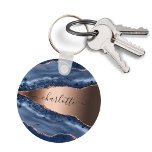 Llavero Guión de nombre dorado del rosa de mármol azul<br><div class="desc">Una ágata dorada azul oscuro y rosa,  impresión de piedra de mármol como fondo Personaliza y añade tu nombre. El nombre está escrito con una escritura de estilo con letras a mano moderna.</div>