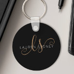 Llavero Guión femenino de oro negro moderno monogramado<br><div class="desc">Modern Black Gold Feminine Script Monogrammed Keychain. Personalice fácilmente este elegante y moderno llavero con su monograma y nombre personalizado.</div>