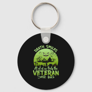 Llavero Halloween En Todos Nosotros Solo El Veterano Sonrí