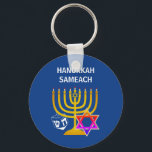 LLAVERO HANUKKAH SAMEACH<br><div class="desc">Moderna y elegante cadena de claves HANUKKAH, diseñada con una falsa menorah dorada, la colorida estrella de David y el dreidel blanco más el PERSONALIZABLE GREETING - HANUKKAH SAMEACH, para que puedas crear tu propio saludo, por ejemplo. Feliz Chanukah. Ideal para la temporada de Hanukkah como regalo de bienvenida o...</div>