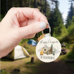Llavero Happy Campers Watercolor Personaliza Camp Tent<br><div class="desc">Este diseño fue creado a través del arte digital. Se puede personalizar haciendo clic en el botón personalizar y cambiando el color, agregando un nombre, iniciales o tus palabras favoritas. Contáctame en colorflowcreations@gmail.com si quieres tener este diseño en otro producto. Compra mi pintura de acrílico abstracta original a la venta...</div>
