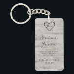 Llavero Hermana de árbol de novias talladas de la cita de<br><div class="desc">Madera de Birch Rústica tallada con diseño de corteza de árbol de bircho blanco y gris envejecido, y una patina angustiada con aspecto capeado. Este nuevo diseño de madera muestra las iniciales de la pareja talladas en la forma del corazón dentro del árbol. Además, los tipos de letra de moda...</div>