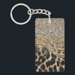 Llavero Hermosa imagen de animales de moda Leopard Faux<br><div class="desc">Este diseño presenta una hermosa y moderna huella de leopardo con acentos purpurinas. La impresión falsa de un animal de piel está disponible en tonos dorados amarillos, blancos, grises, marrones, negros y crema. La imagen es moderna y de moda, con elementos artísticos y de diseño que gustarán. Es perfecto para...</div>