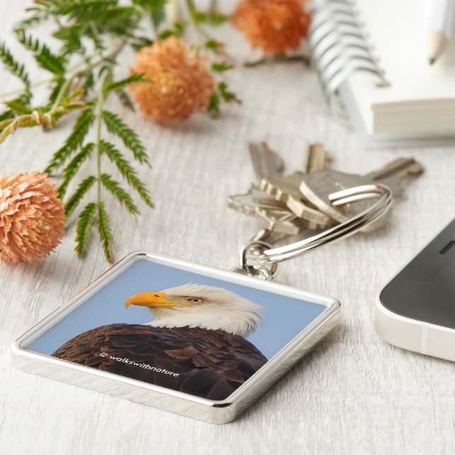 Llavero Hermosa majestuosa águila calva en el árbol (Lado)