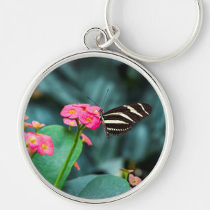 Llavero Hermosa mariposa en una flor rosa
