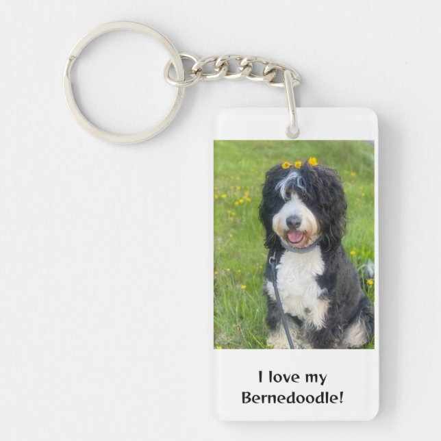 Llavero Hermoso Bernedoodle con flores amarillas Keychain (Frente)