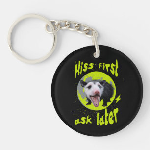 Llavero Hiss First Ask Later Divertido Humor Zarigüeya