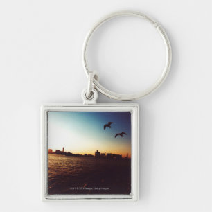 Llavero Horizonte silueteado de la bahía de Tokio en la