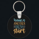 Llavero Hoy Es Otra Nueva Cita Motivadora De Inicio<br><div class="desc">Hoy es otro nuevo comienzo. Diseño de eslóganes inspiradores y motivacionales para aquellos que están a punto de comenzar con una dieta o un fitness jouney. Esta tipografía tipográfica de escritura a mano es genial para reiniciar la resolución de tu nuevo año y empezar de nuevo. Difundir buenas vibraciones, actitud...</div>