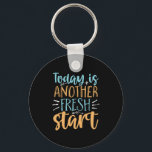Llavero Hoy Es Otra Nueva Cita Motivadora De Inicio<br><div class="desc">Hoy es otro nuevo comienzo. Diseño de eslóganes inspiradores y motivacionales para aquellos que están a punto de comenzar con una dieta o un fitness jouney. Esta tipografía tipográfica de escritura a mano es genial para reiniciar la resolución de tu nuevo año y empezar de nuevo. Difundir buenas vibraciones, actitud...</div>