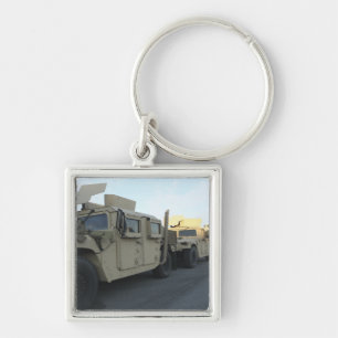 Llavero Humvees sentados en el muelle de Morehead City
