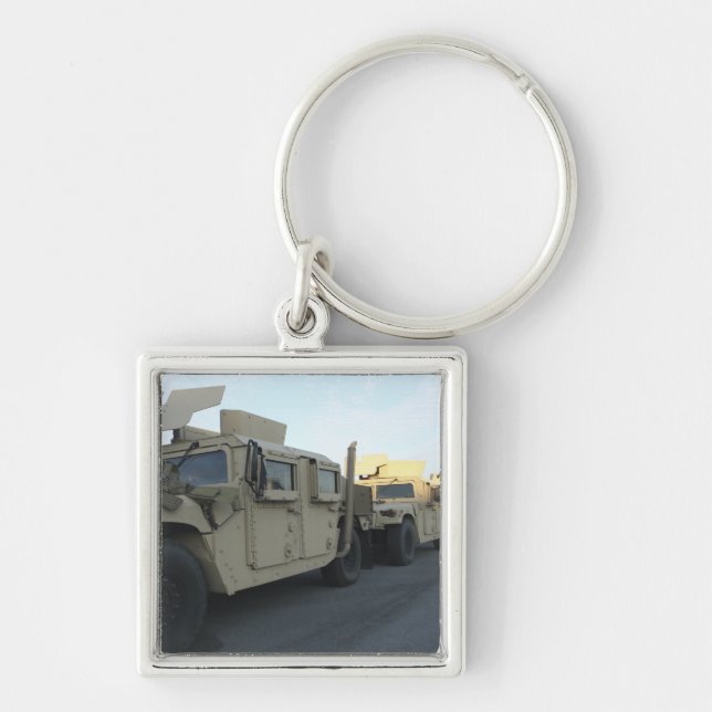 Llavero Humvees sentados en el muelle de Morehead City (Frente)