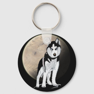 Llavero Husky dramático en blanco y negro contra luna llen