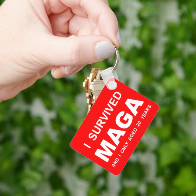 Llavero I Survived MAGA (Mano)