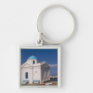 Llavero Iglesia blanca en la playa cerca del Mar Egeo en