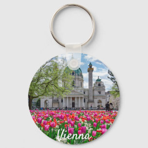 Llavero Iglesia de San Carlos en primavera en Viena, Austr