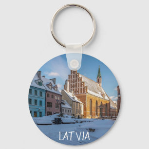 Llavero Iglesia de San Pedro en invierno en Riga, Letonia