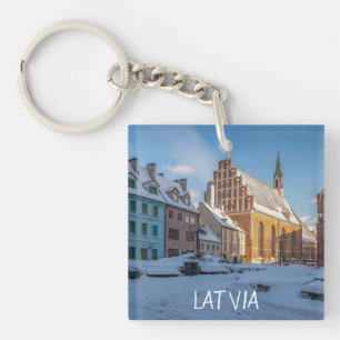 Llavero Iglesia de San Pedro en invierno en Riga, Letonia
