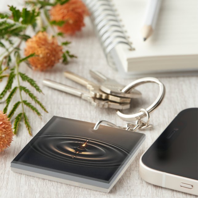 Llavero Impacto dorado en la superficie viscosa (Frente Derecha)