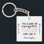 Llavero Impresionante regalo rosa de la tipografía moderna<br><div class="desc">Así es como se ve un maestro increíble. Impresionante regalo de tipografía moderna para profesores. Con letras a mano moderno guión divertido, y espacio para su nombre y el nombre de su hijo. El fin de año perfecto, Navidades o regalo de vacaciones para tu profesor favorito.</div>