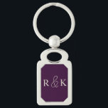 Llavero Iniciales de parejas elegantes monogramadas<br><div class="desc">Una perfecta cadena de teclas monogramada personalizada con elegantes iniciales beige claro sobre un rico fondo morado oscuro. Perfecto para las parejas,  ahora es Personalizado añadir iniciales a las parejas.</div>