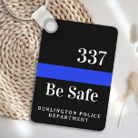 Llavero Insignia personalizada de oficial de policía # Lín<br><div class="desc">Si buscas un regalo personalizado y reflexivo para un oficial de policía en tu vida, no mires más allá de nuestros regalos personalizados. Nuestra delgada línea azul es un accesorio moderno y elegante que cualquier agente de la ley estaría orgulloso de llevar. El brillante color azul de la cadena de...</div>