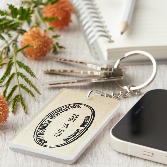 Llavero Institución Smithsonian con sello de biblioteca, 1 (Frente Derecha)