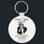Llavero Invitación a la propuesta de Groomsman o Mejor Hom<br><div class="desc">"TE QUIERO",  tío Sam. Personalizado con el nombre del novio,  mensaje,  nombre del novio y fecha dada para la fecha del boda.</div>