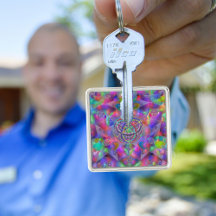 Kaleidoscopio cósmico: vibrante tríquetra Keychain