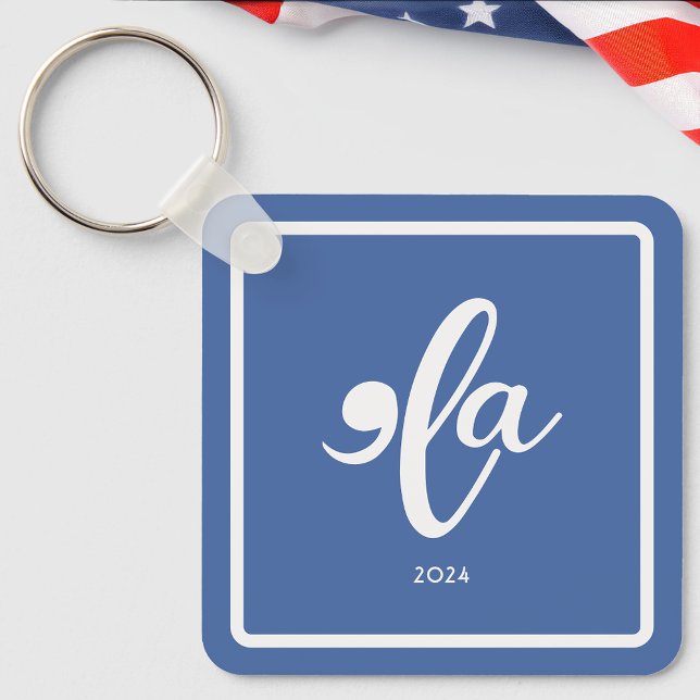 Llavero Kamala 2024 dice su nombre (Kamala 2024 Say Her Name Keychain next to an American Flag)