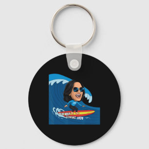 Llavero Kamala Harris Montando En Surfboard En Una Ola Azu
