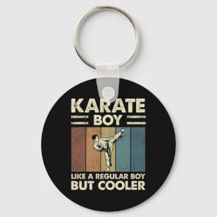 Llavero Karate Boy Como Un Chico Común Pero Un Niño Divert
