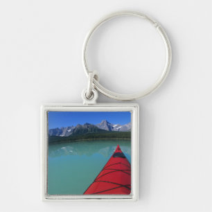 Llavero Kayak en el lago de las aves acuáticas debajo del 