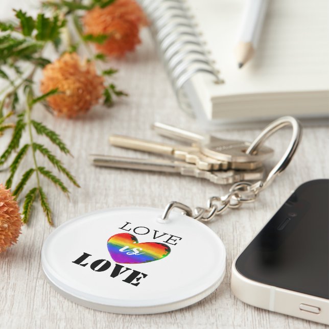Llavero Keychain acrílico "El amor es el amor". (Frente Derecha)