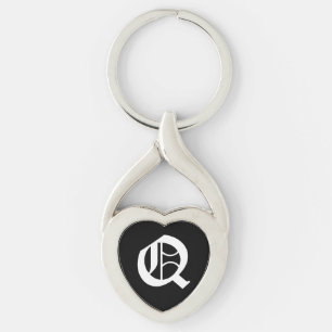 Llavero Keychain de corazón negro "Q"