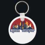 Llavero Kuala Lumpur Malaysia Retro City Skyline<br><div class="desc">Diseño de ciudad de estilo vintage y retro con un hermoso paisaje, atracción turística y arte de paisajes urbanos. rascacielos Guay y artículos de ilustracion de silueta de construcción para turistas y viajeros. Perfecto como recuerdo para volver a casa cuando viaja por el mundo. Guarde la memoria de sus viajes...</div>